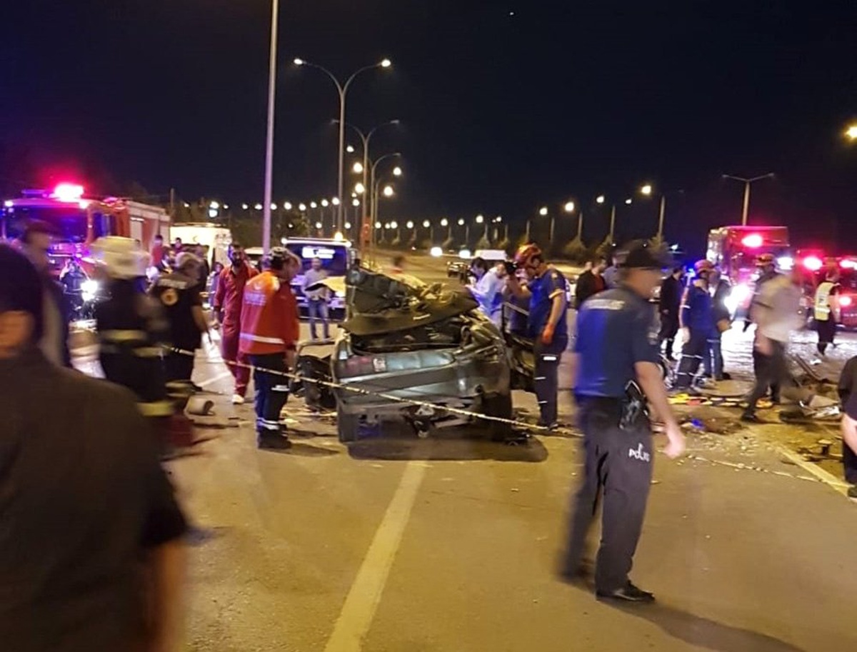 İki Otomobil Kafa Kafaya Çarpıştı: 7 Yaralı