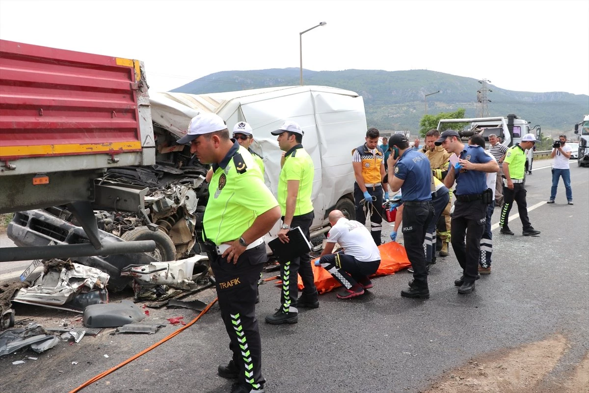 İzmir\'de Zincirleme Trafik Kazası: 1 Ölü