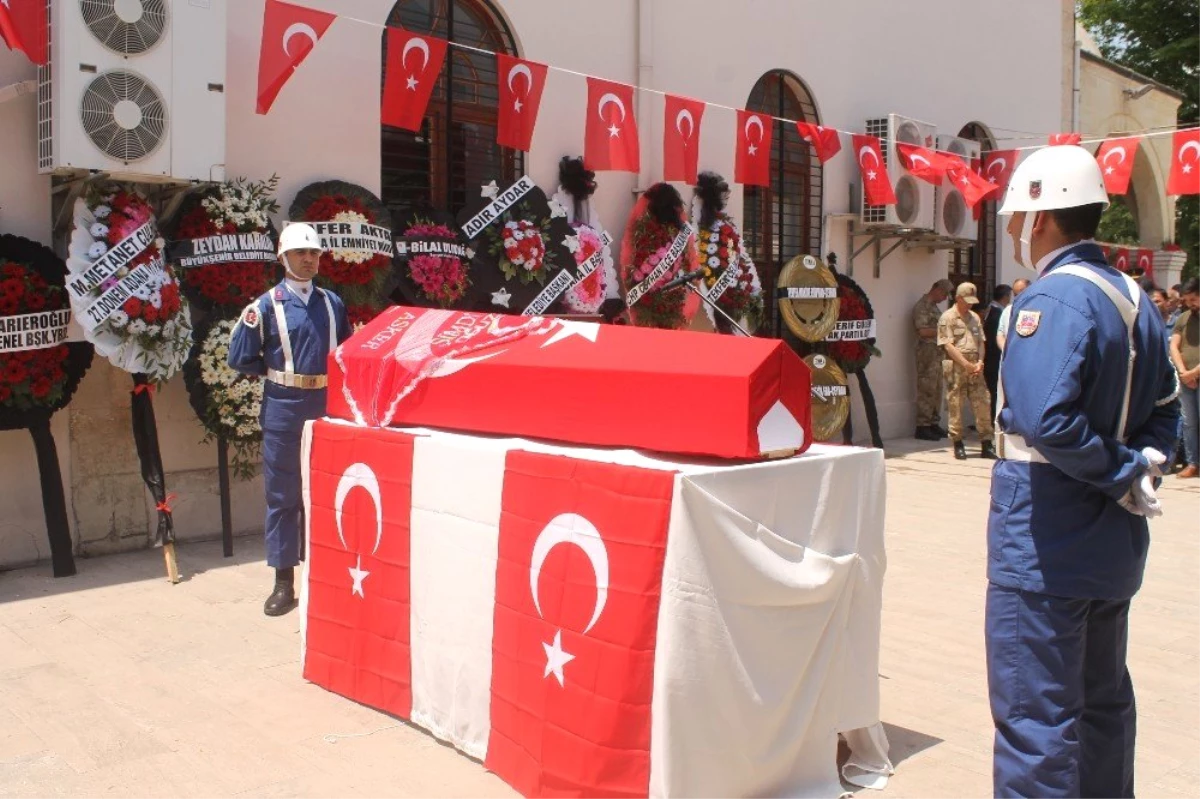 Kalp Krizi Geçirip Şehit Olan Acemi Asker Adana\'da Toprağa Verildi
