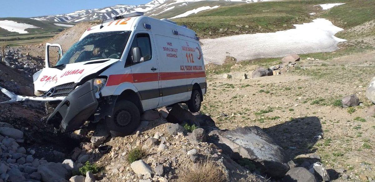 Kayseri\'de Ambulans Takla Attı: 2 Yaralı