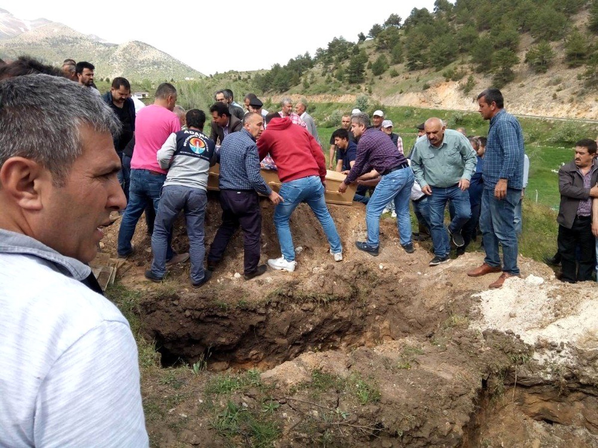 Kazada Hayatını Kaybeden Anne ve Kızı Son Yolculuğuna Uğurlandı