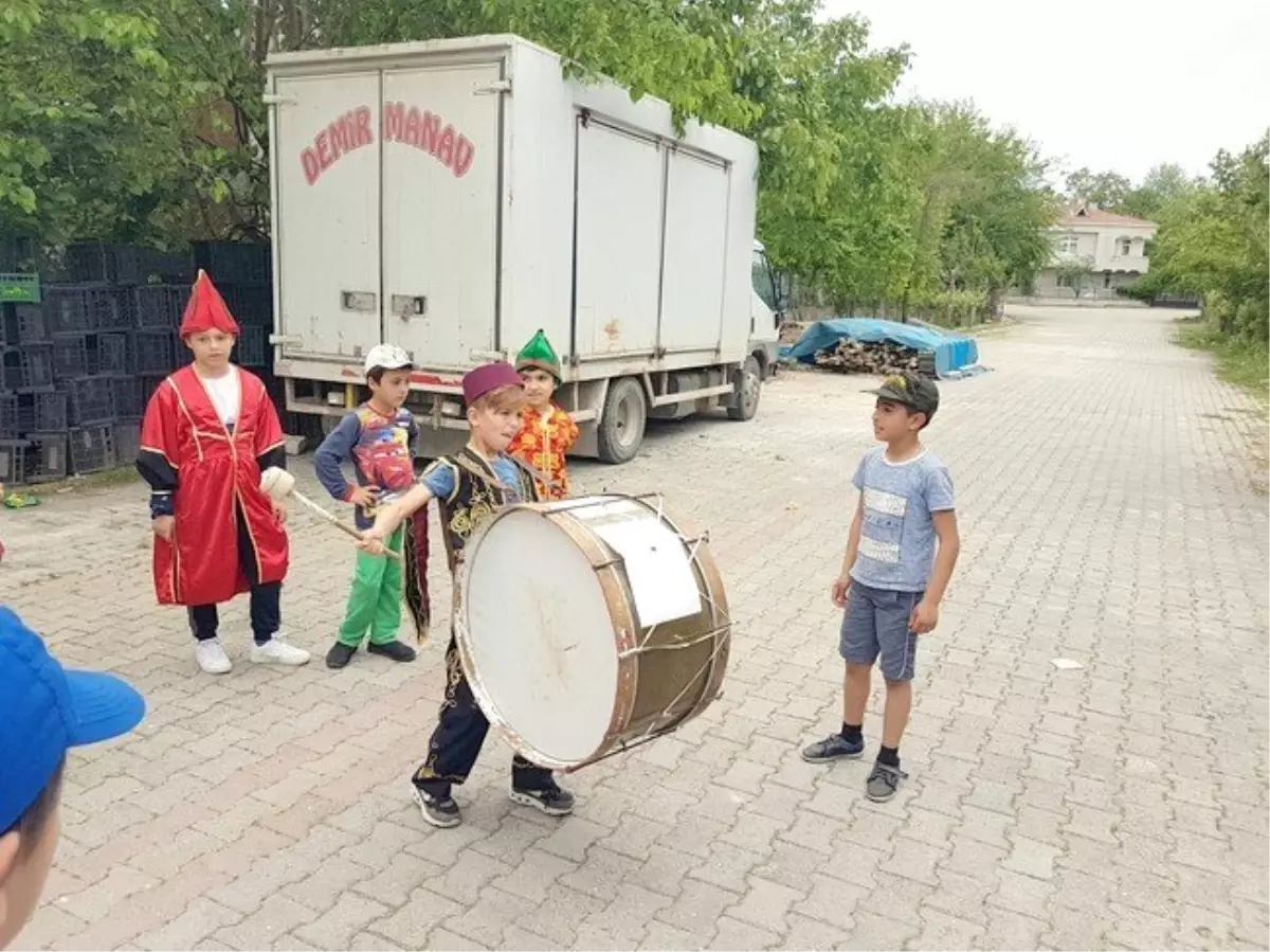 Kendi Yazdıkları Manileri Davul Eşliğinde Söylüyorlar