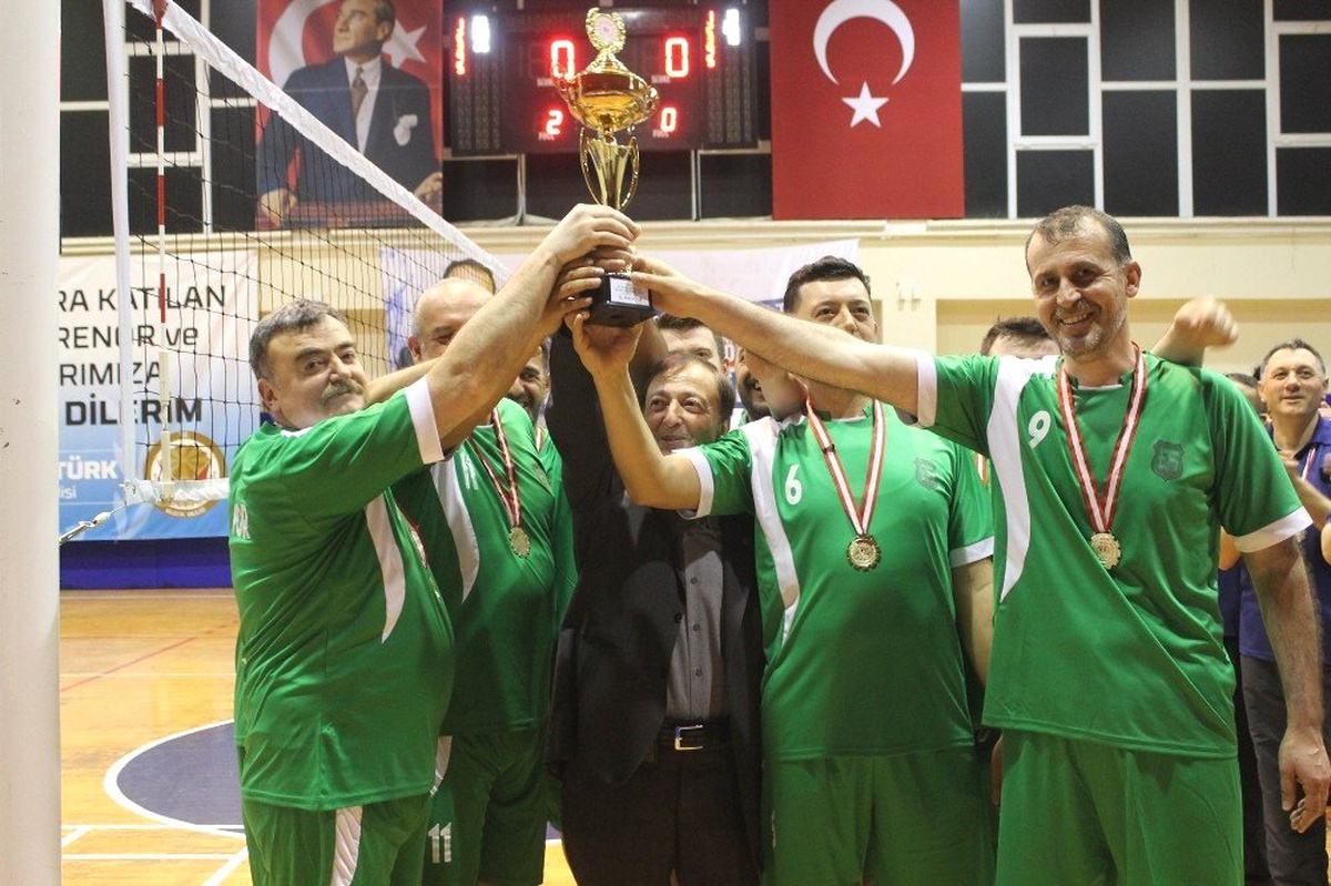 Kurumlar Arası Voleybol Turnuvası\'nın Şampiyonu Esnaf Spor Oldu
