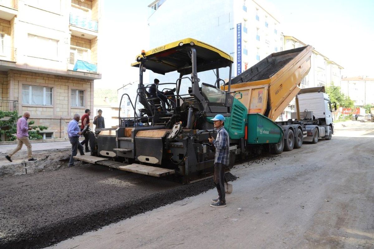 Lale Caddesinde Sıcak Asfalt Çalışmalarına Başlandı