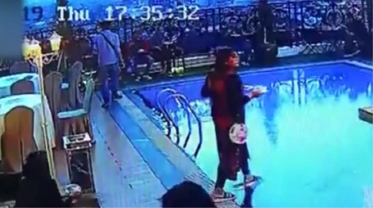 Önüne Bakmayan Kadın, Elindeki Tabaklarla Beraber Havuza Düştü