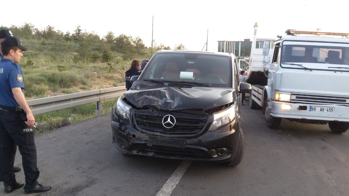 Otomobil Tur Minibüsüne Çarptı: 4 Yaralı