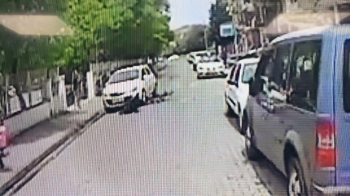 Otomobilin Bisikletliye Çarpma Anı Kamerada