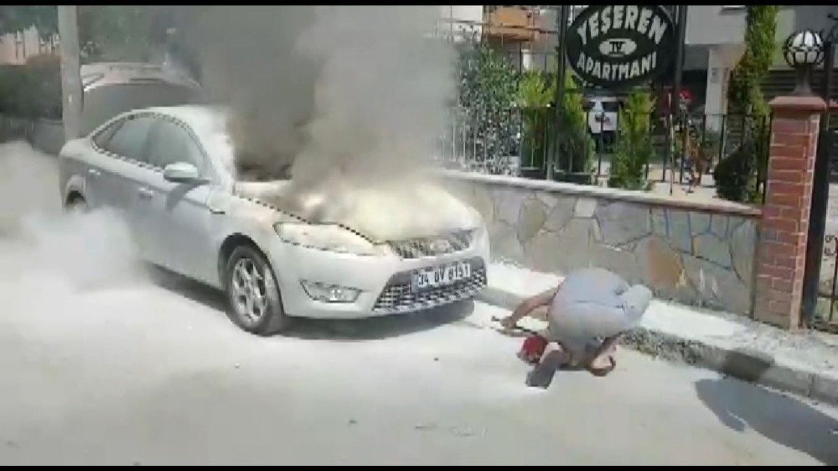 Park Halinde Alev Alan Otomobile Vatandaş Müdahalesi