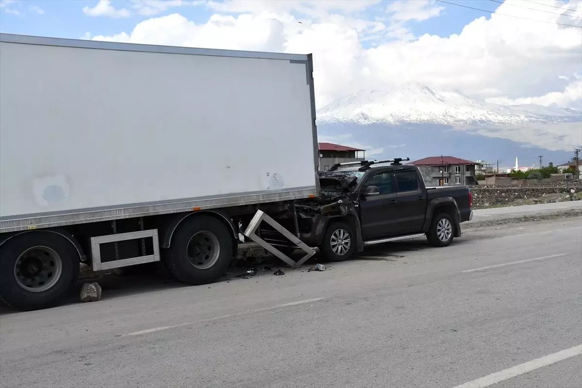 Park Halindeki Dorseye Çarpan Aracın Sürücüsü Yaralandı