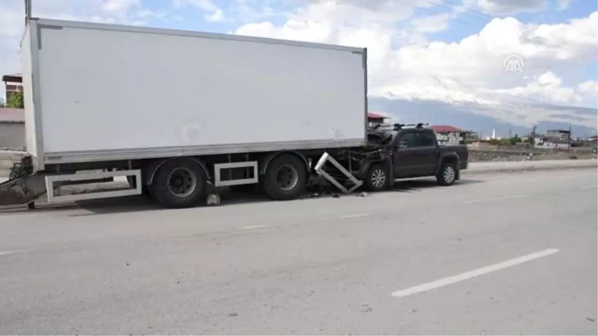 Park Halindeki Dorseye Çarpan Aracın Sürücüsü Yaralandı