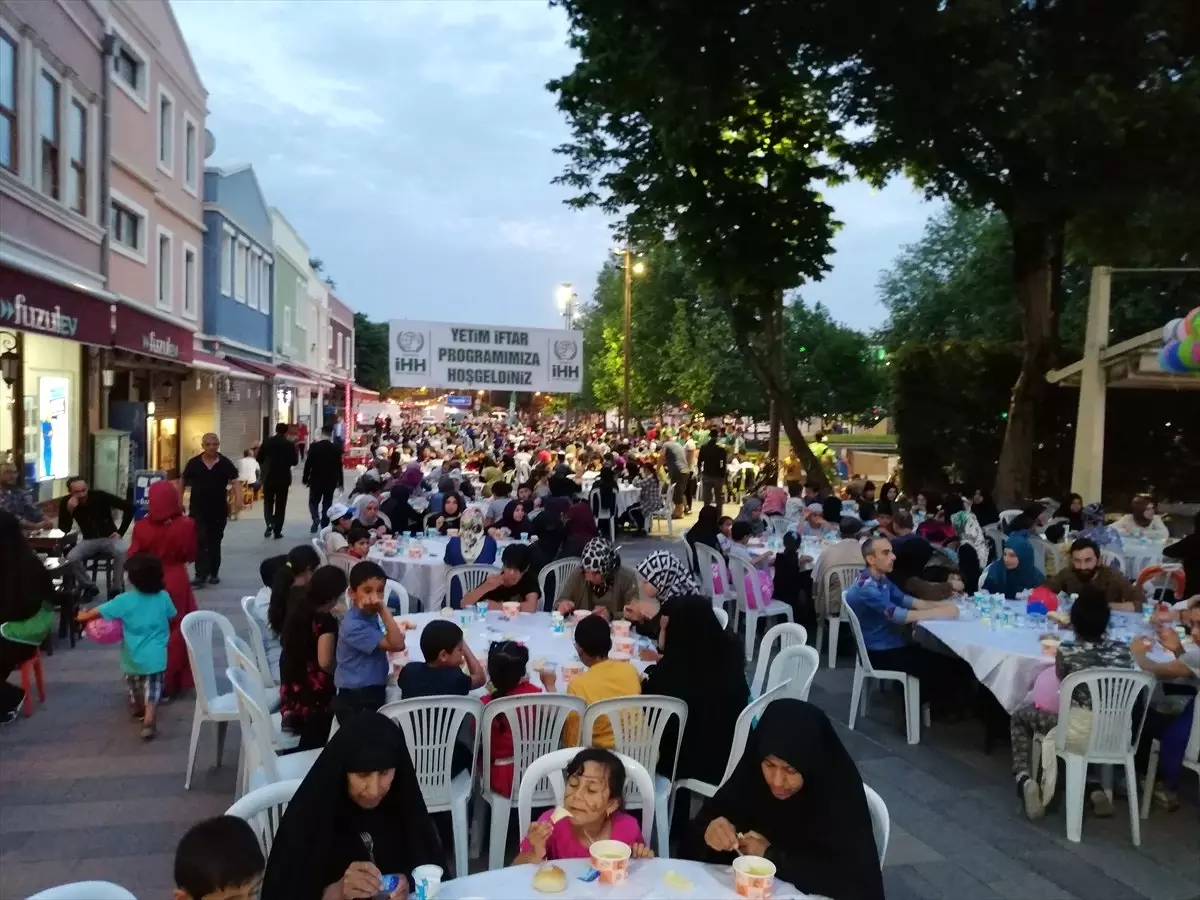 Sakarya\'da Yetimler İftar Sofrasında Buluştu