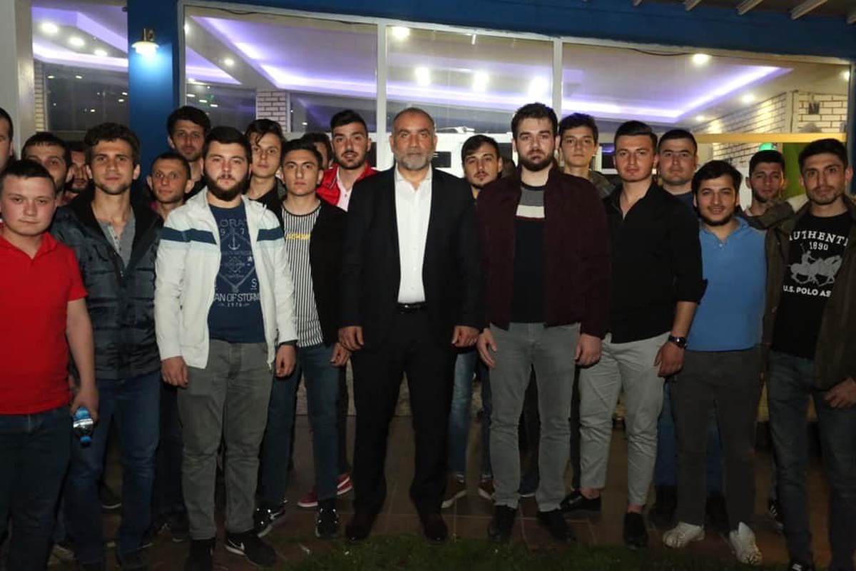 Sosyal Medya Üzerinden Haberleştiği Gençlerle Sahurda Buluştu