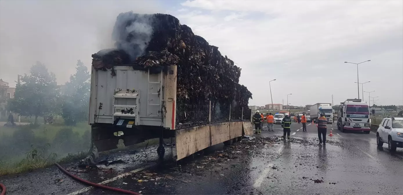 Tır Dorsesindeki Yangında Tonlarca Kağıt Kül Oldu