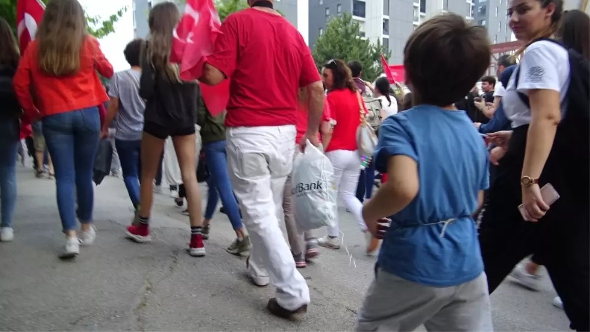 Torununu "Kaybolmasın" Diye Beline İp Bağlayıp Dolaştırdı