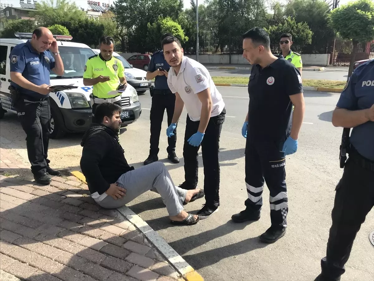 Trafik Kontrolünden Kaçmaya Çalışan Motosikletli Polise Çarptı: 2 Yaralı