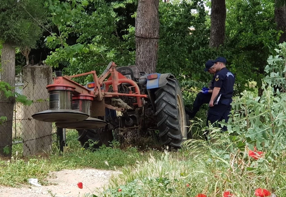 Traktörle Ağaç Arasında Sıkışan Çiftçi Öldü