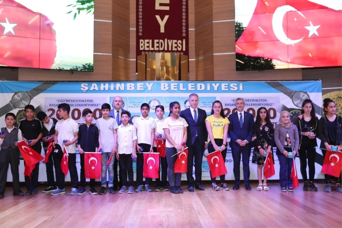 Vali Gül ve Tahmazoğlu Öğrencileri Ödüllendirdi