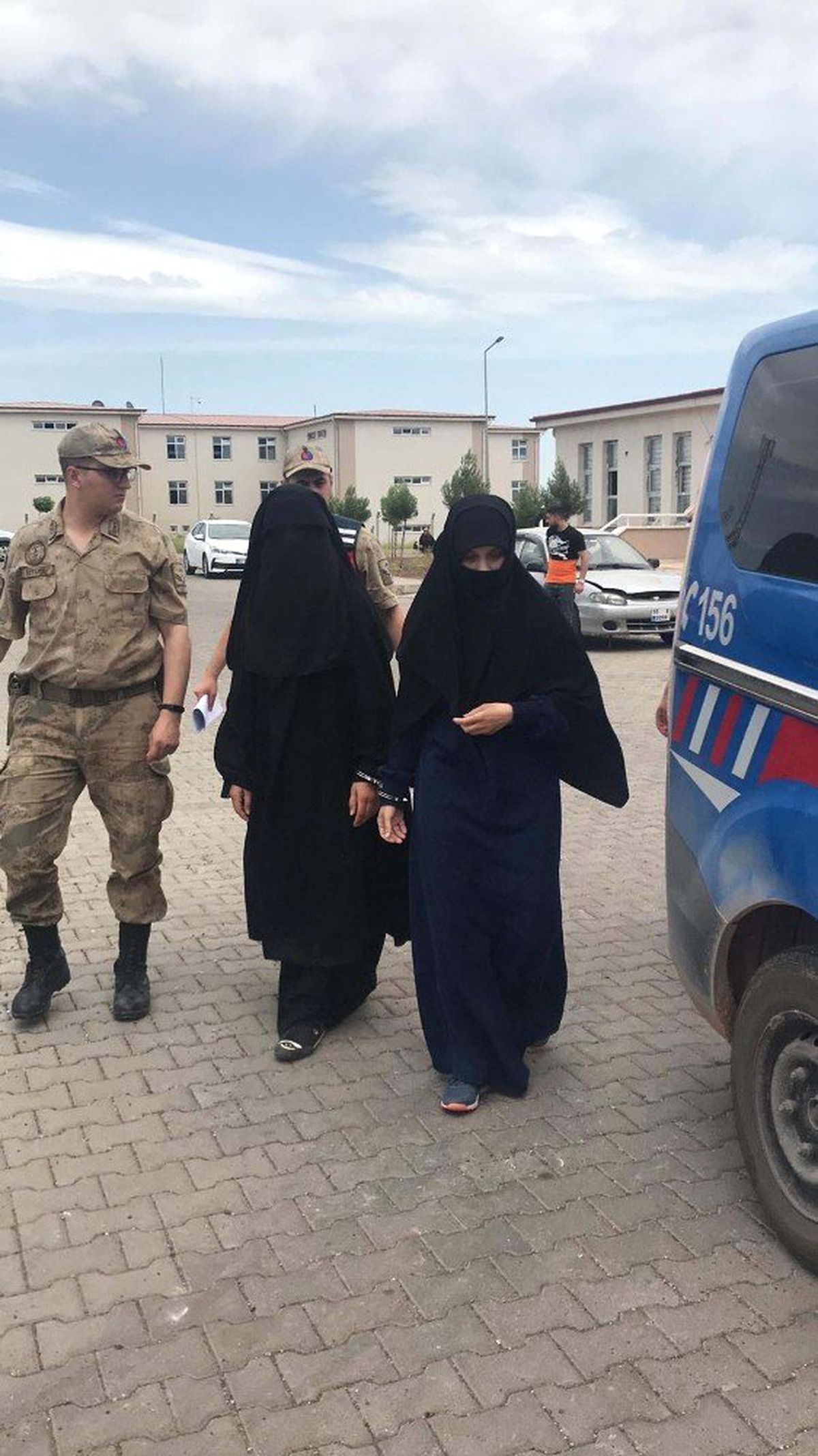 Akçakale\'de Deaş\'lı 2 Kadın Yakalandı