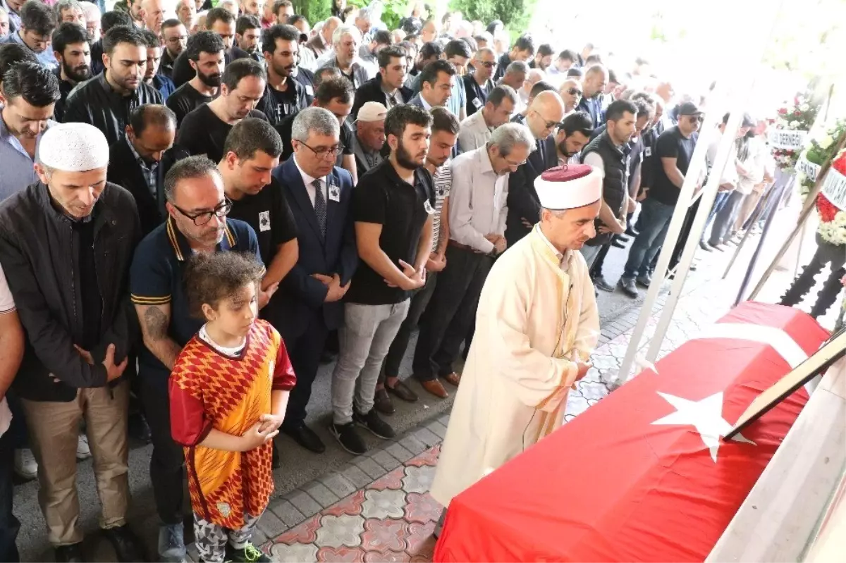 Antalya\'da Öldürülen Arkeolog Gözyaşları İçinde Defnedildi