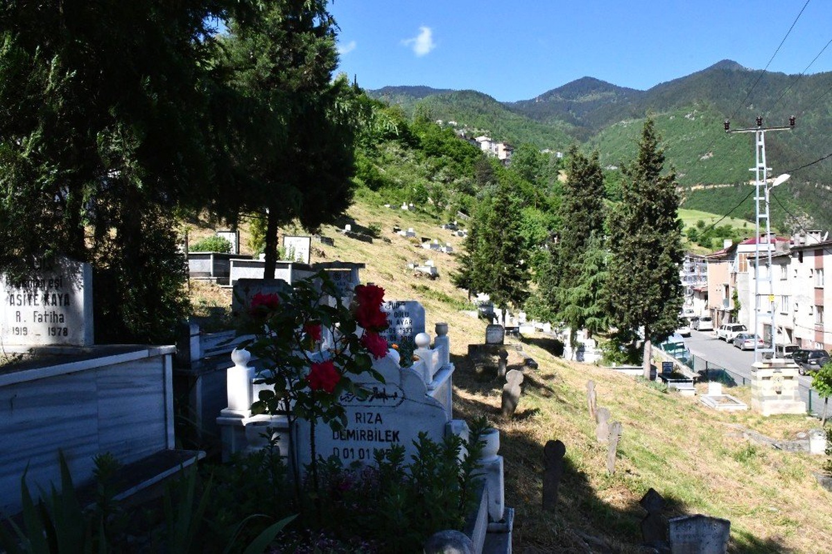 Artvin\'de Mezarlıklar Bayrama Hazırlanıyor