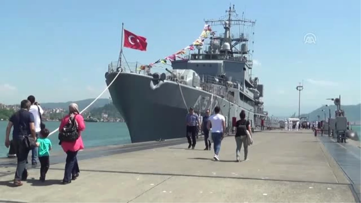 Askeri Denizaltı ve Okul Gemisi Ziyarete Açıldı