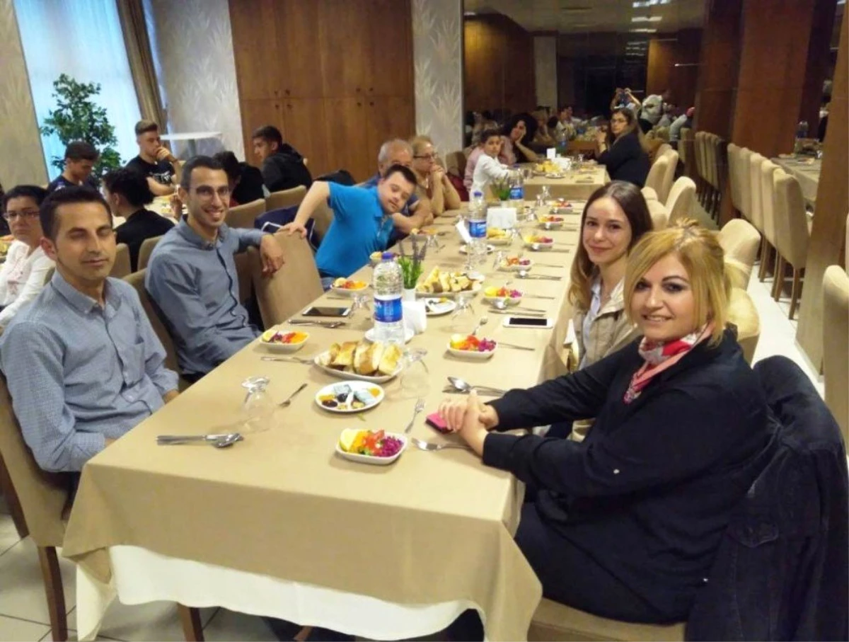 Ayvalık\'ta Türk Kızılay\'ı Üyeleri İftar Yemeğinde Buluştu