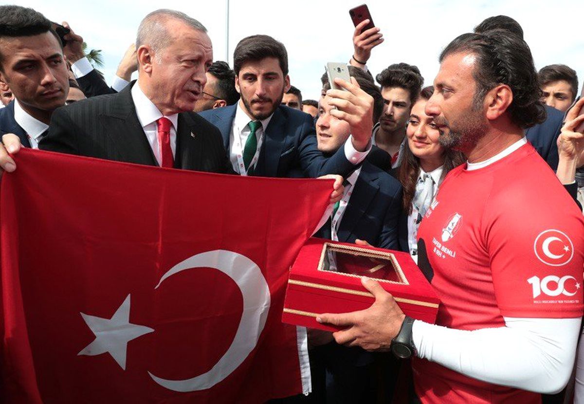 Bandırma Vapuru Rotasında Kürek Çektiler, Türk Bayrağını Cumhurbaşkanı Erdoğan\'a Ulaştırdılar