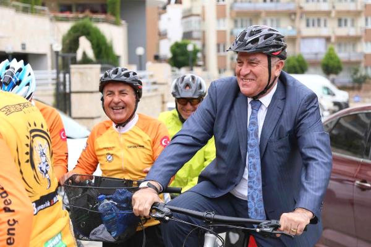 Başkan Mesaiye Bisikletle Gitti, Bisikletçiler de Eşlik Etti