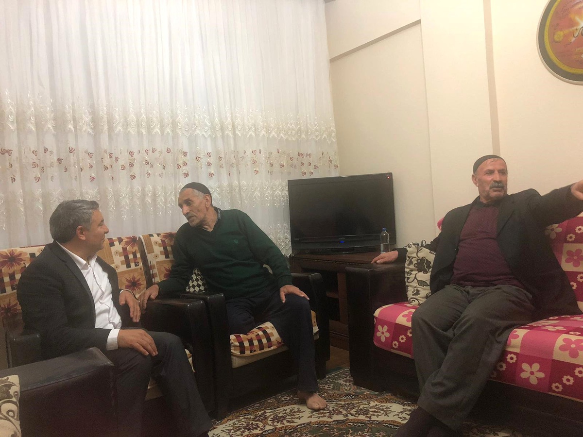 Başkan Şayir, İlçe İçin Yapılacakları Vatandaşla İftar Sofrasında Konuşuyor