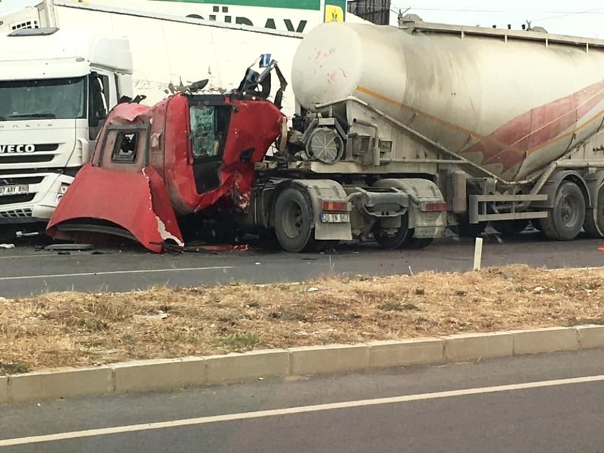 Beton Mikseri ile Tır Çarpıştı, Kaza Ucuz Atlatıldı