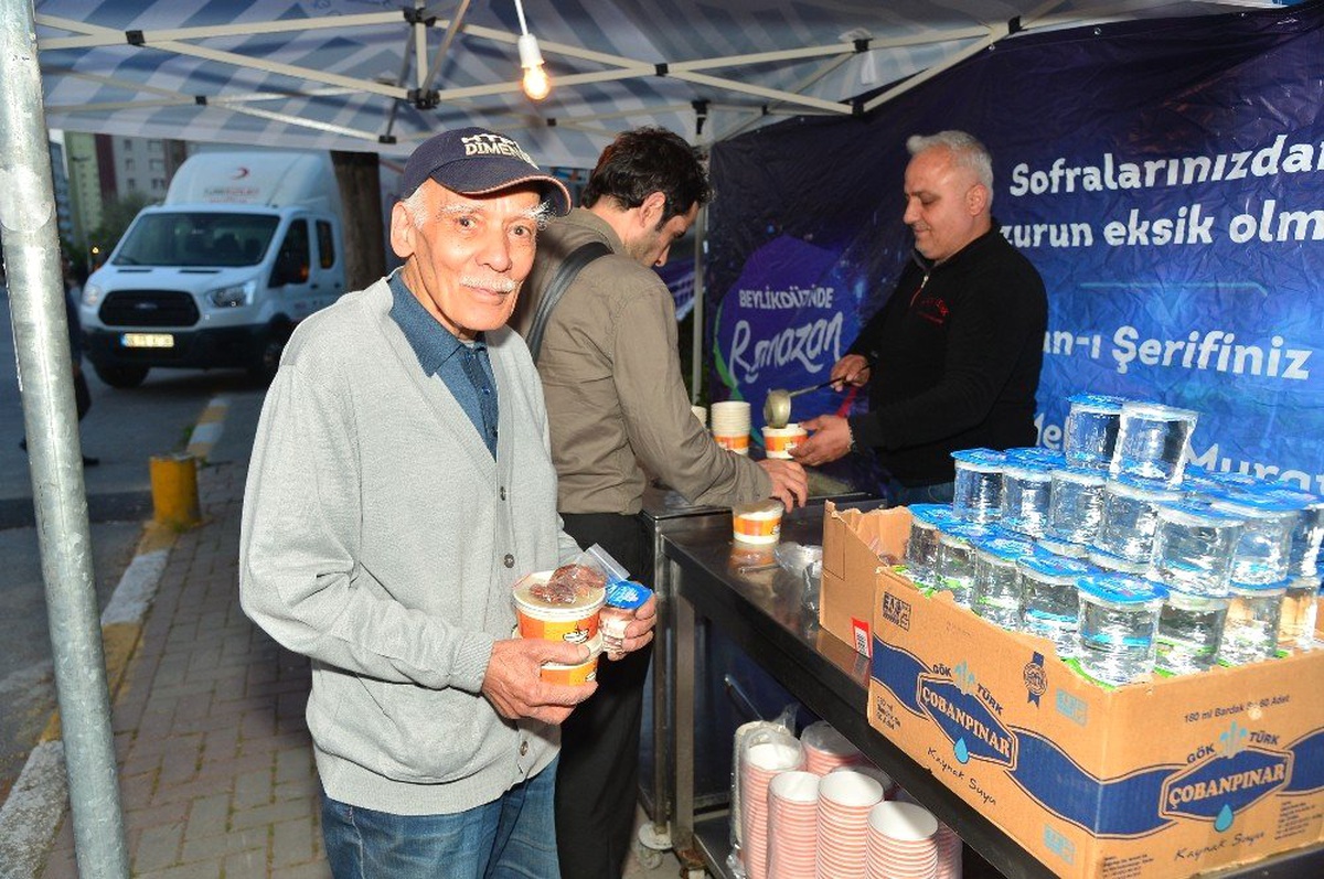 Beylikdüzü Belediyesi\'nden İki Bine Yakın Aileye Sıcak Yemek