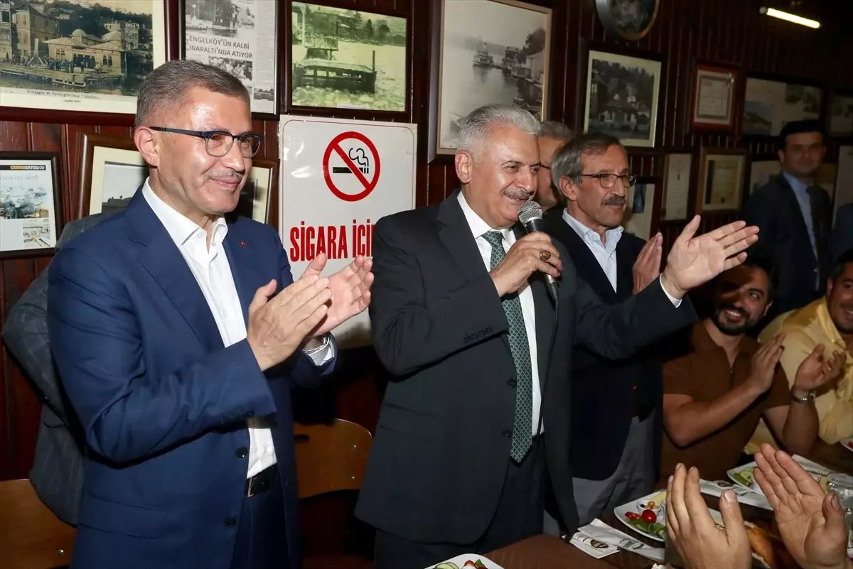 Binali Yıldırım, Çengelköy\'de Vatandaşlarla Buluştu