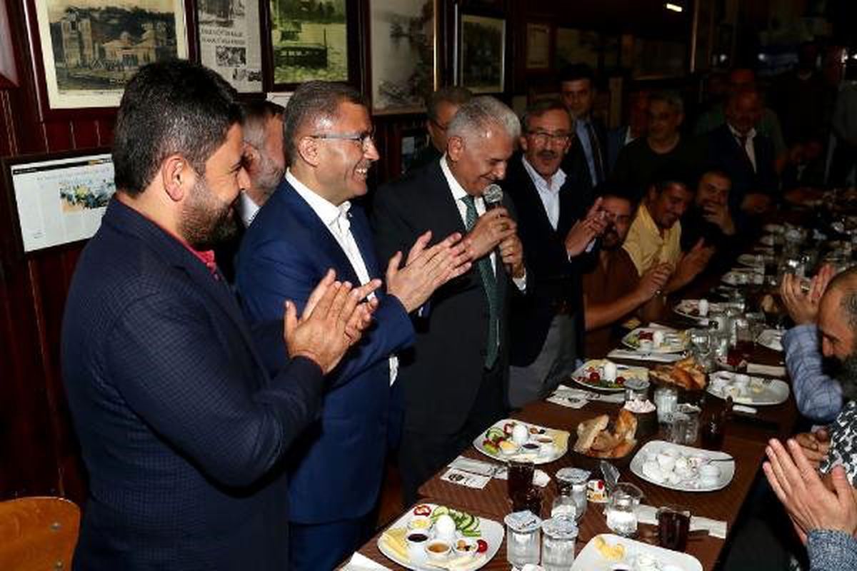 Binali Yıldırım Sahurda Çengelköy\'de Vatandaşlarla Bir Araya Geldi