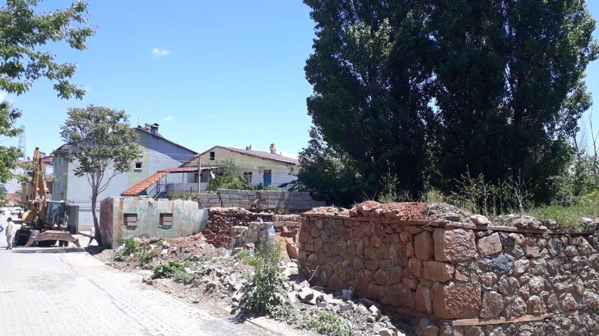 Bingöl\'de Uyuşturucu Kullanılan Metruk Bina Yıkıldı