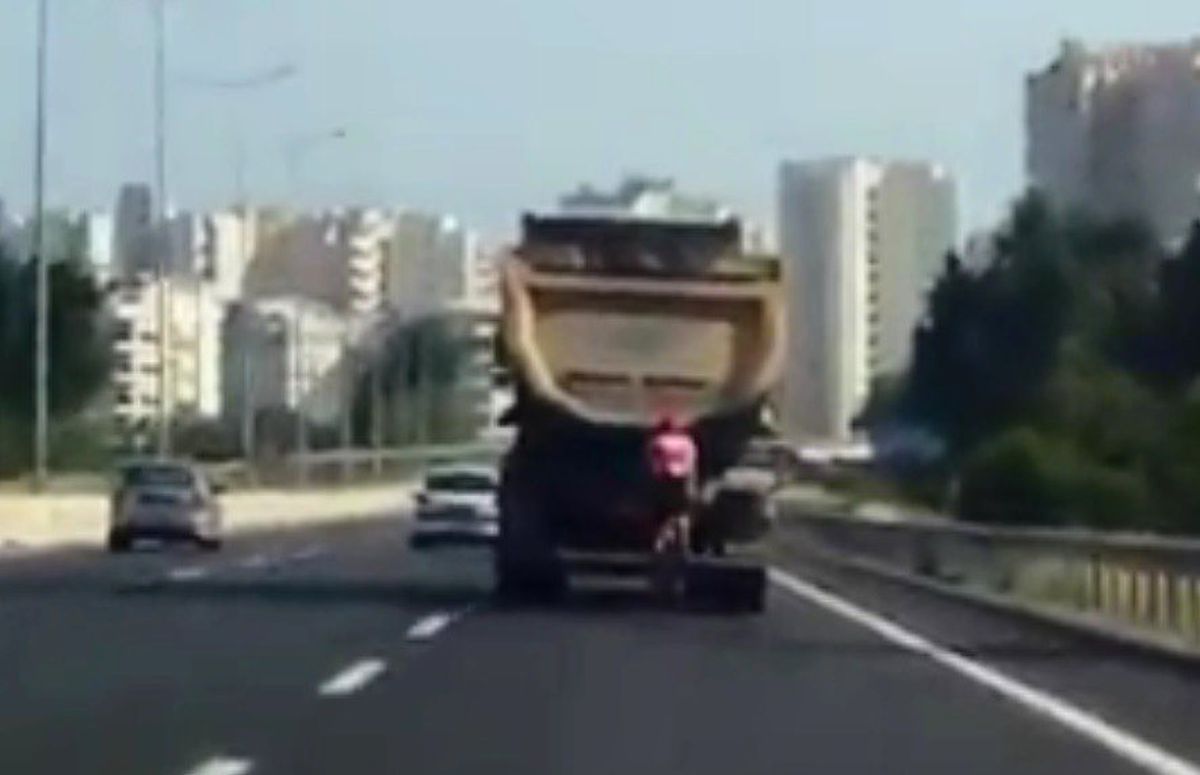 Bisikletli, 100 Kilometre Hızla Giden Kamyondan Yol İstedi