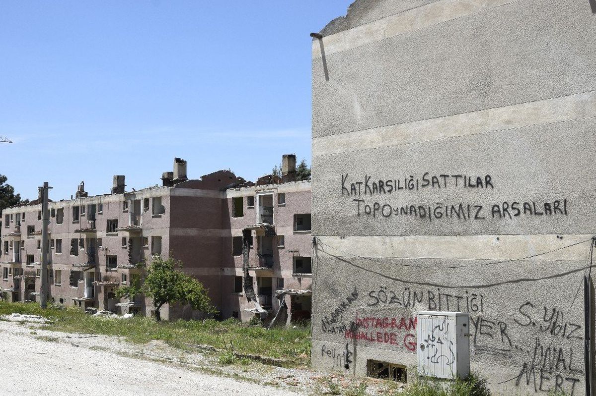 Burdur\'da 48 Yıllık Deprem Evleri Yıkılmaya Başlandı