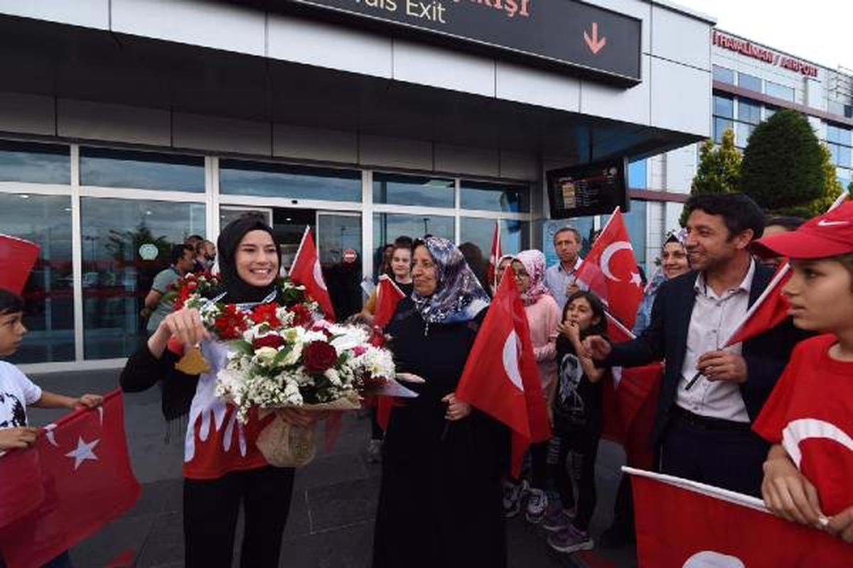 Dünya Şampiyonu Kickboksçuya Memleketinde Coşkulu Karşılama