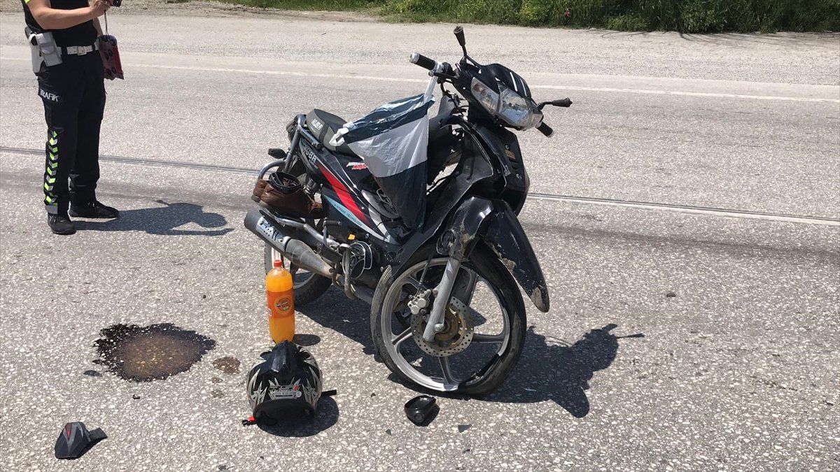 Düzce\'de Traktör ile Motosiklet Çarpıştı: 1 Ölü