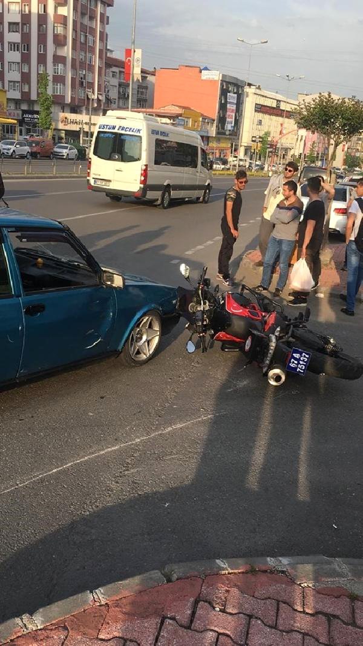 Ehliyetsiz Sürücü Yunus Ekibine Çarptı, 2 Polis Yaralandı