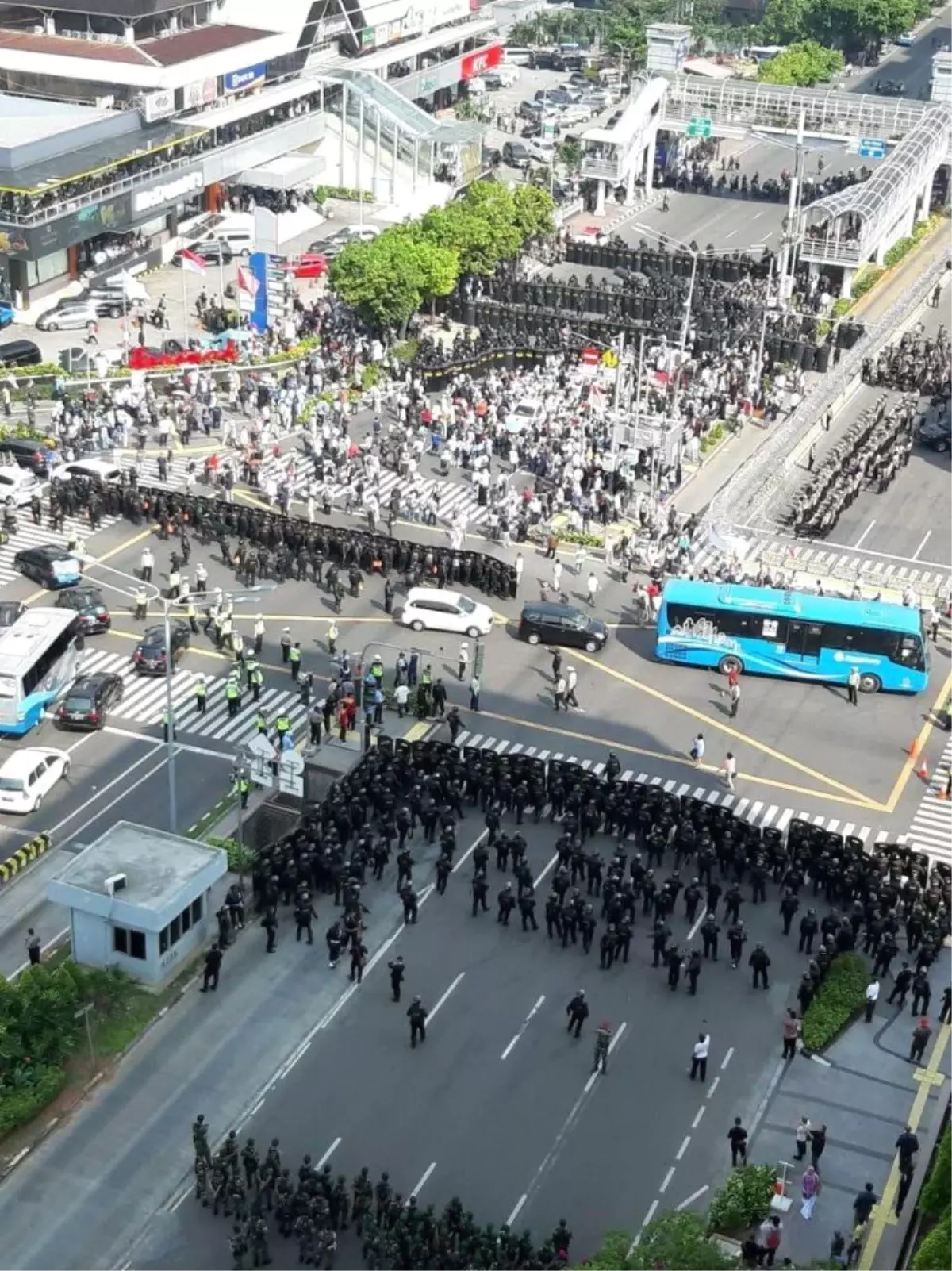 Endonezya\'da Yüzlerce Kişi Protesto İçin Sokakta