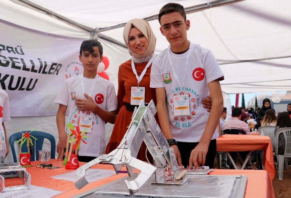 Engelli Öğrenciler Serum Hortumu ve Enjektör ile Çalışan Robot Yaptı