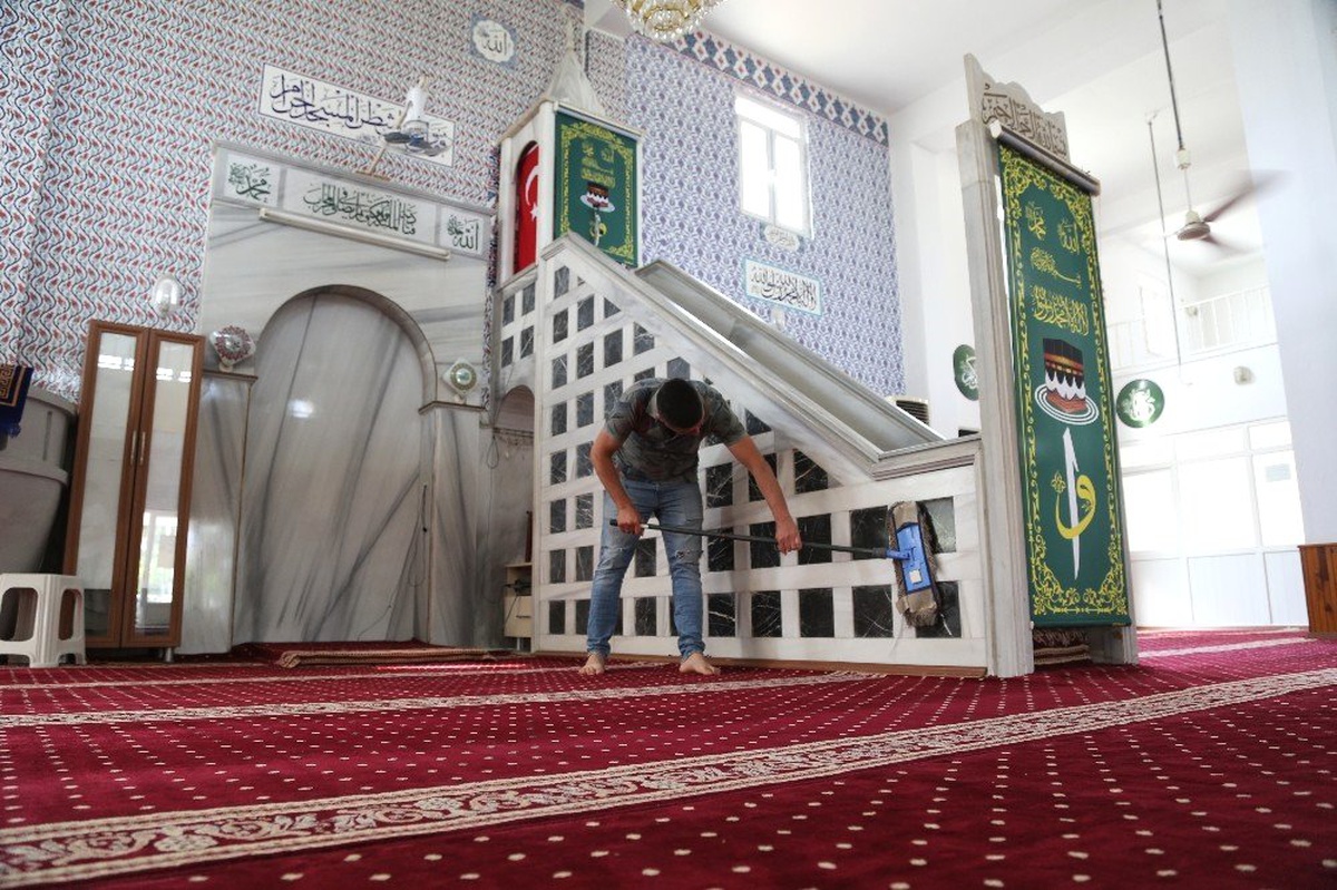 Erdemli\'de İbadethanelere Temizlik Hizmeti Sürüyor