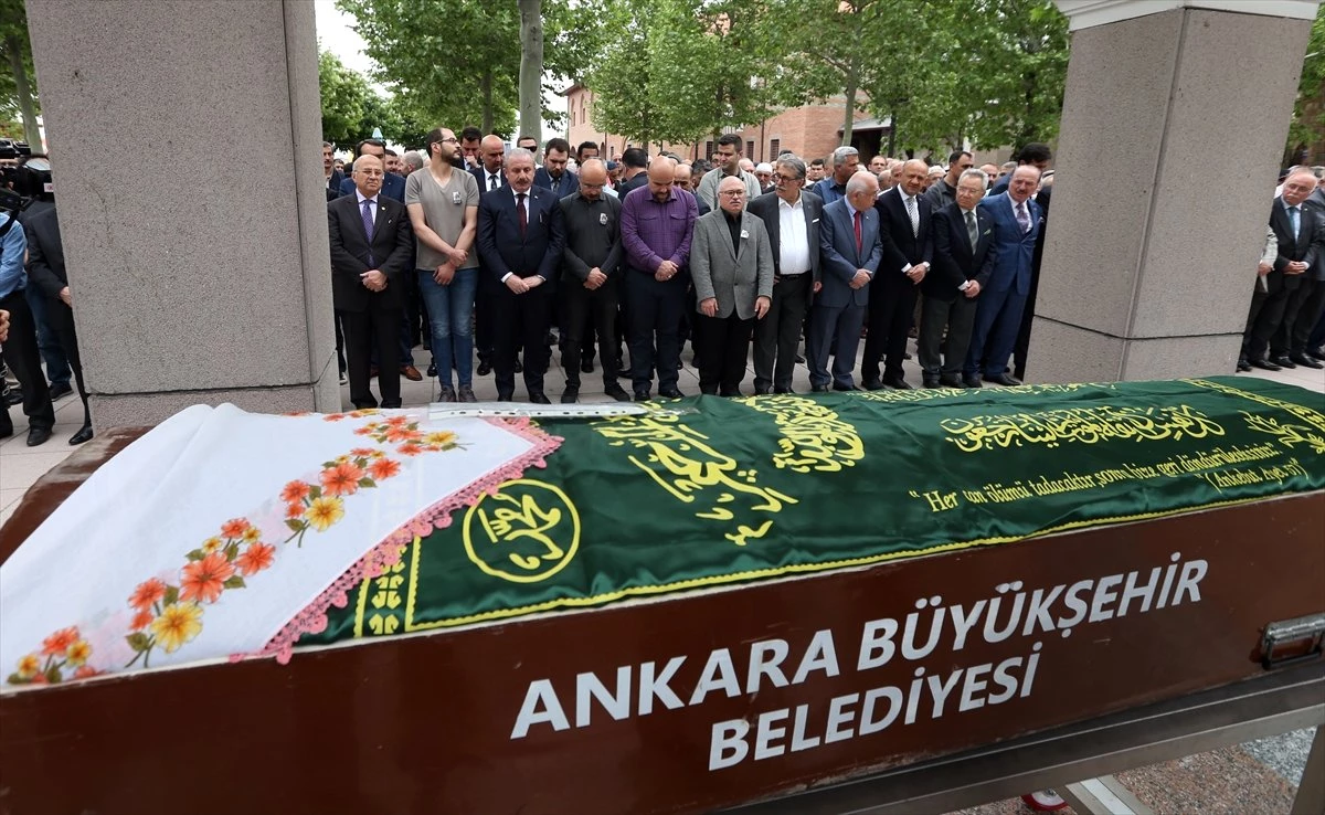 Eski Bakanlardan Hasan Celal Güzel\'in Annesi Toprağa Verildi