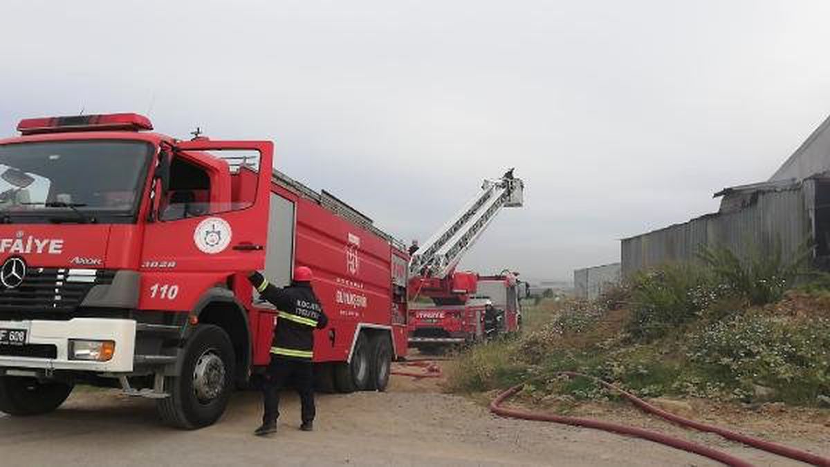 Fabrikanın Talaş Silosu Yandı, Sahibi Çatıdan Düştü