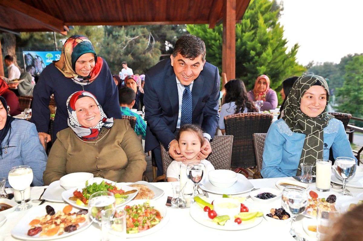 Fadıloğlu, Yetimlerin Yüzünü Güldürdü