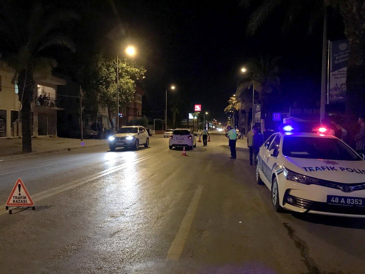 Fethiye\'de Otomobil Yayaya Çarptı: 1 Yaralı