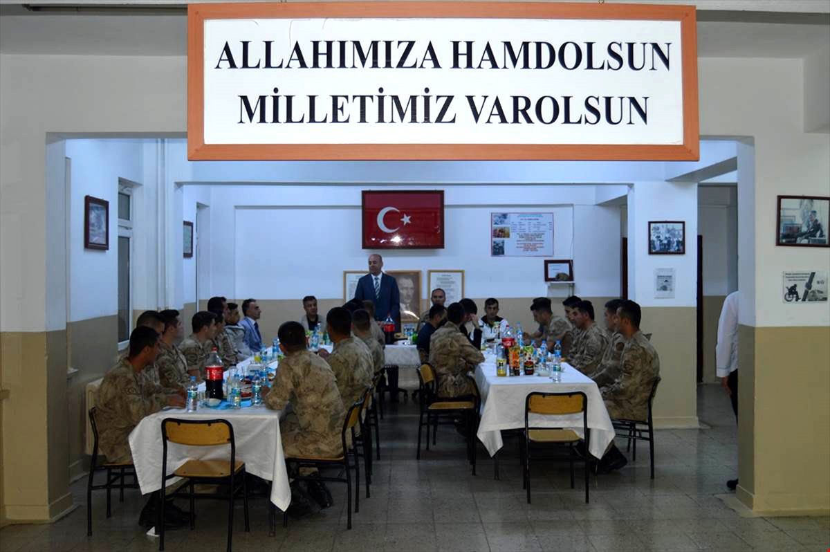 Gölova Kaymakamı Karaosmanoğlu, Askerlerle İftarda Bir Araya Geldi
