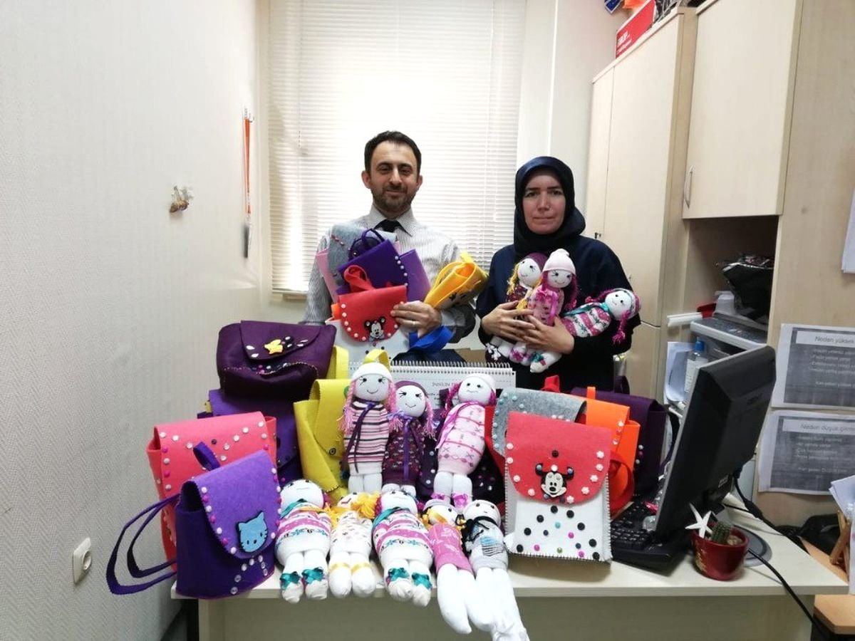 Gönüllü Kadınlardan Hasta Çocuklara Örgü Bebek ve Çanta Hediyeleri