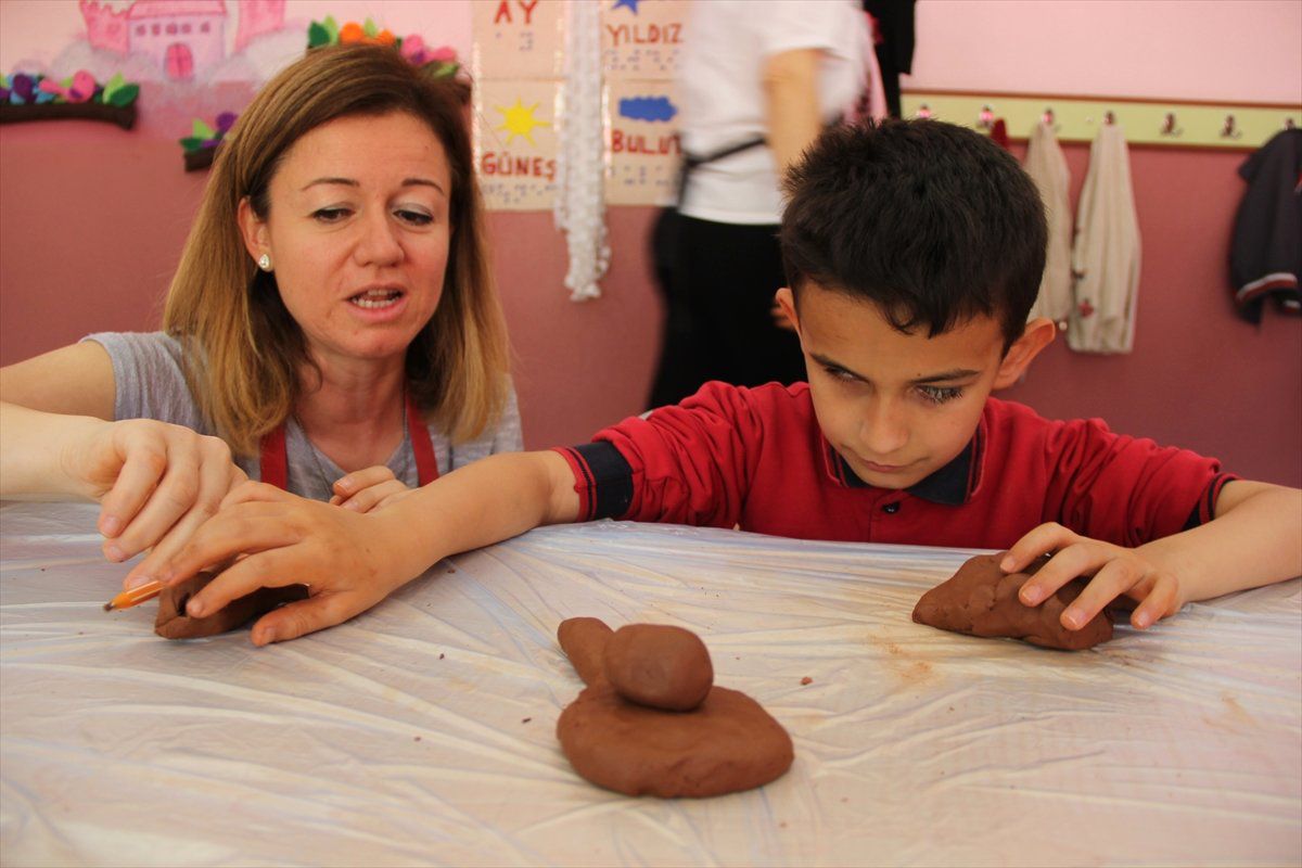 Görme Engelli Öğrencilere Kil Terapisi Etkinliği