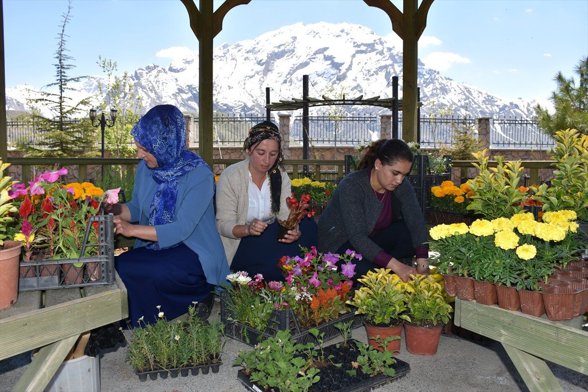 Hakkari\'yi 13 Kadın Süslüyor
